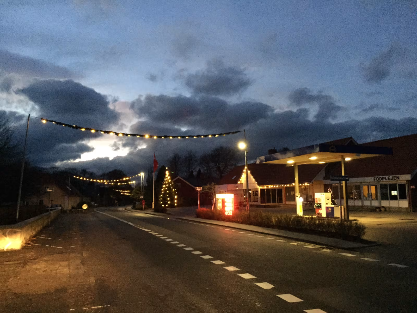 Julbelysningen er klar og ophængt igennem Fåborg