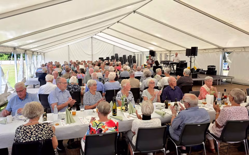 Sommerstemning og glade mennesker til sommerfest på Tistrup Stadion - Se billeder og filmklip..