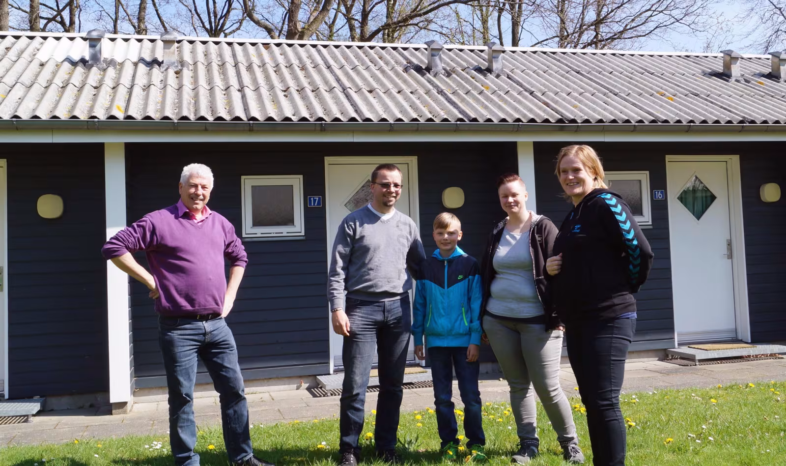 Ole Nielsen og Lilian Hinsch med soldaterfamilien Thim og Henriette Henriksen i midten