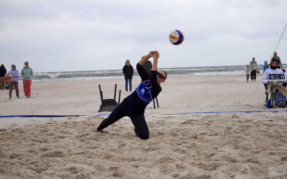 Vestenvinden udfordrer beachvolley-eliten