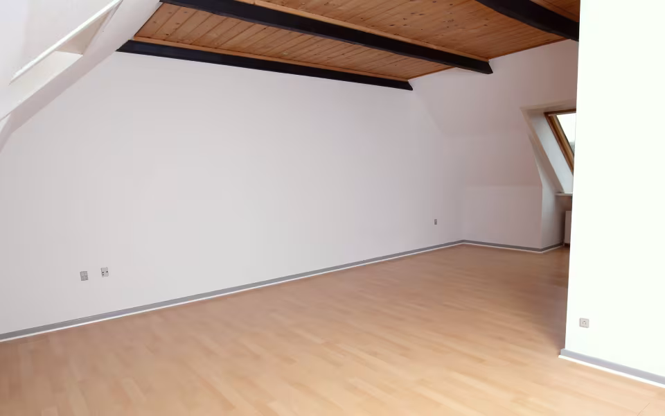 Lejligheden er på 95 m2 og koster kr. 4700 pr. måned + forbrug
