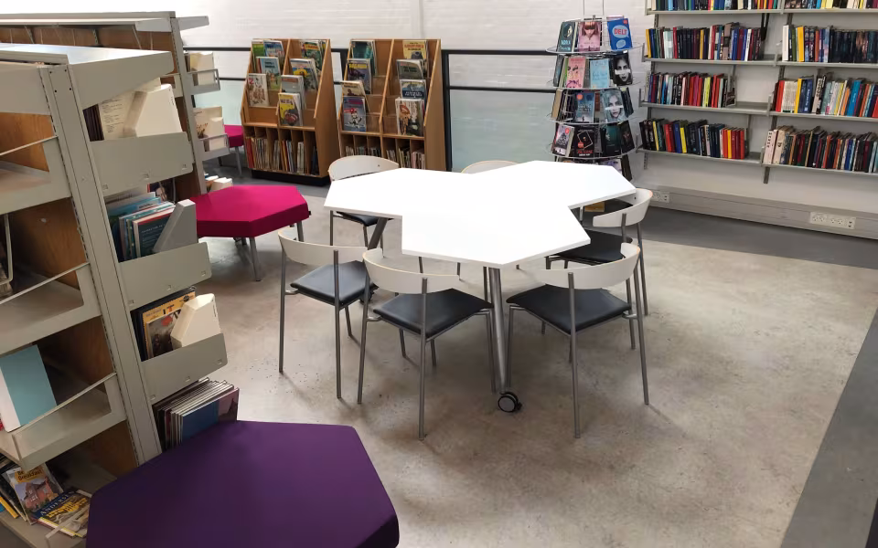 Skolens bibliotek er flyttet til 1. salen for at gøre plads til skolens elever og børnene i SFO.