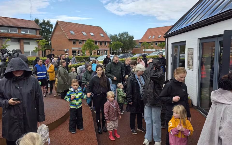 Regnen lagde en dæmper på Torvedagen i Ølgod, men ikke på humøret - Se billeder fra dagen
