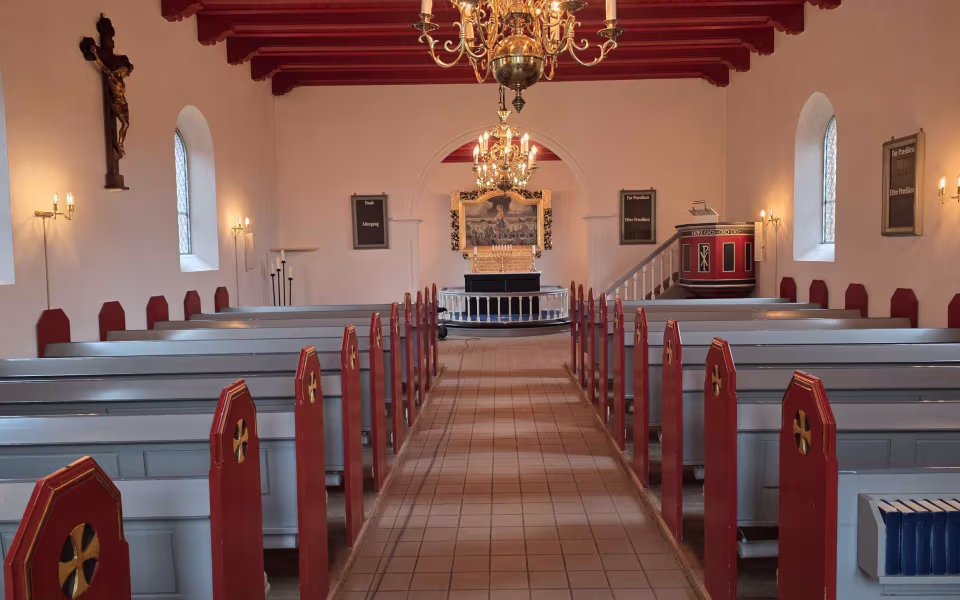 Bejsnap Kirke gør klar til fest: Nyt kortæppe og nymalet alterparti