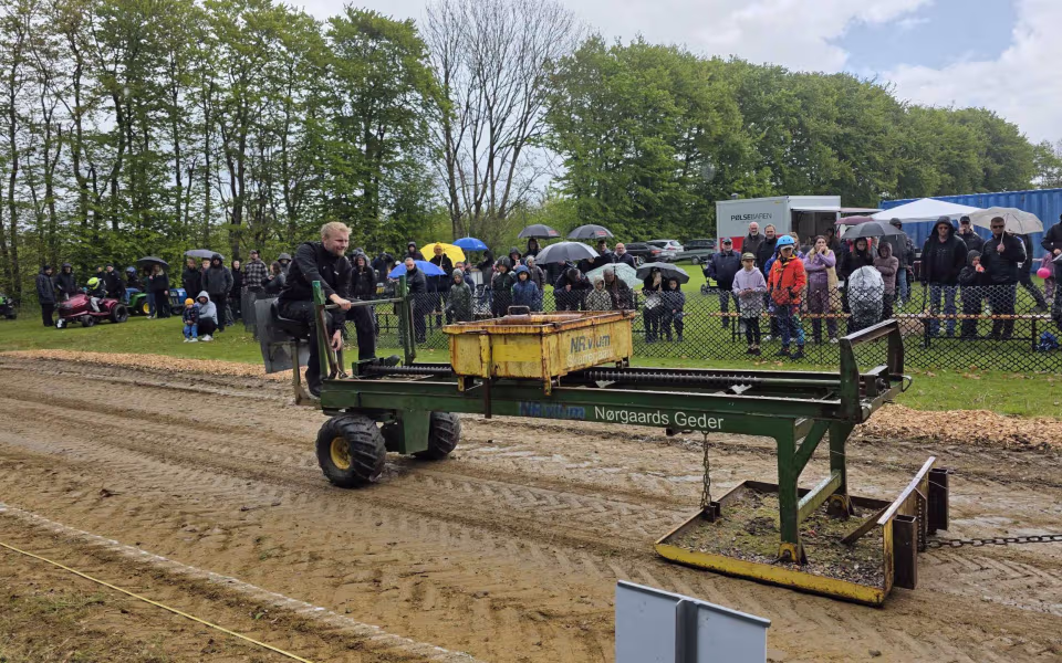 Havetraktortræk trak publikum til Krusbjerg Stadion – Se de mange billeder