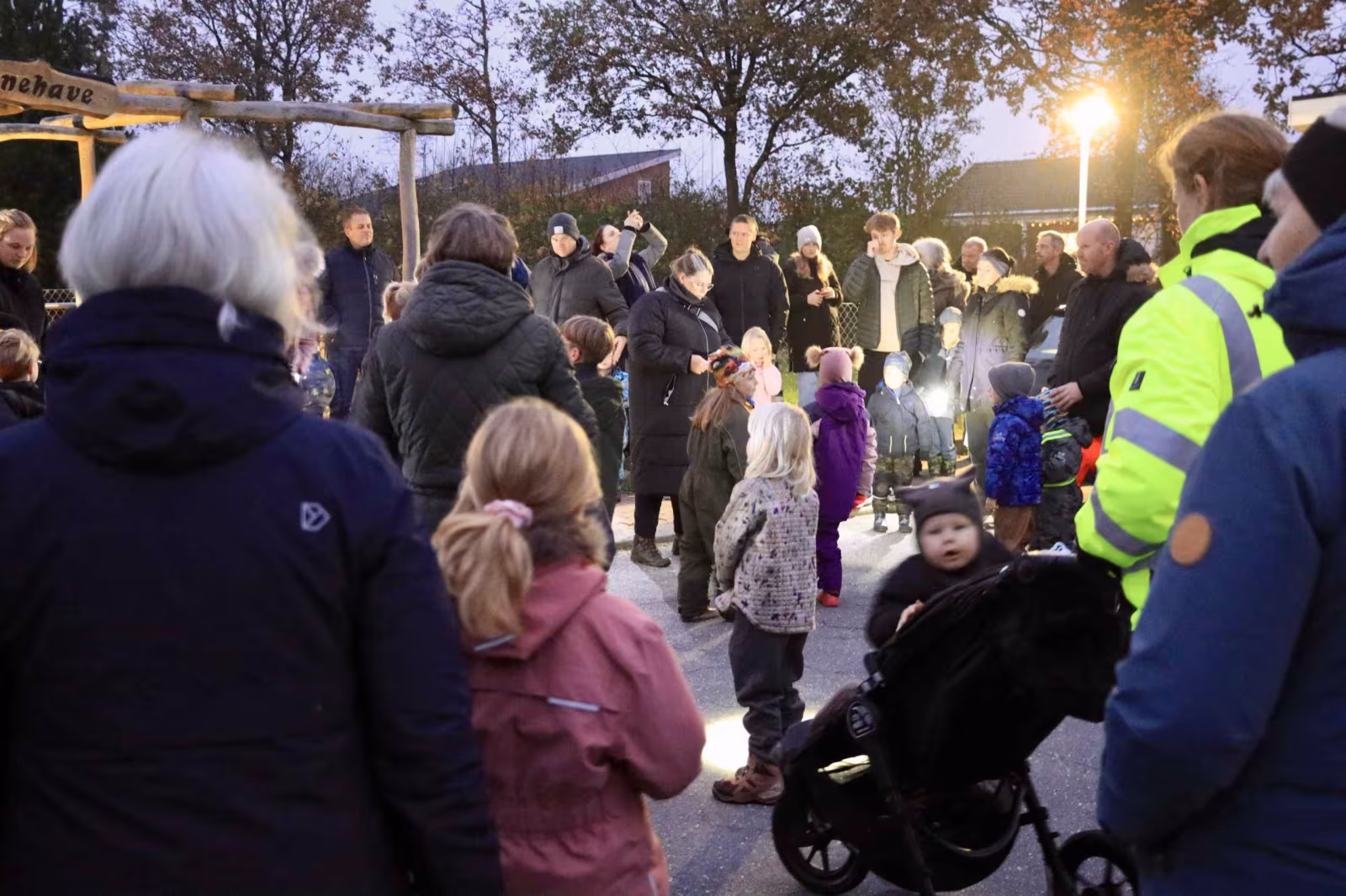 Mørkegåtur og hygge ved børnehaven