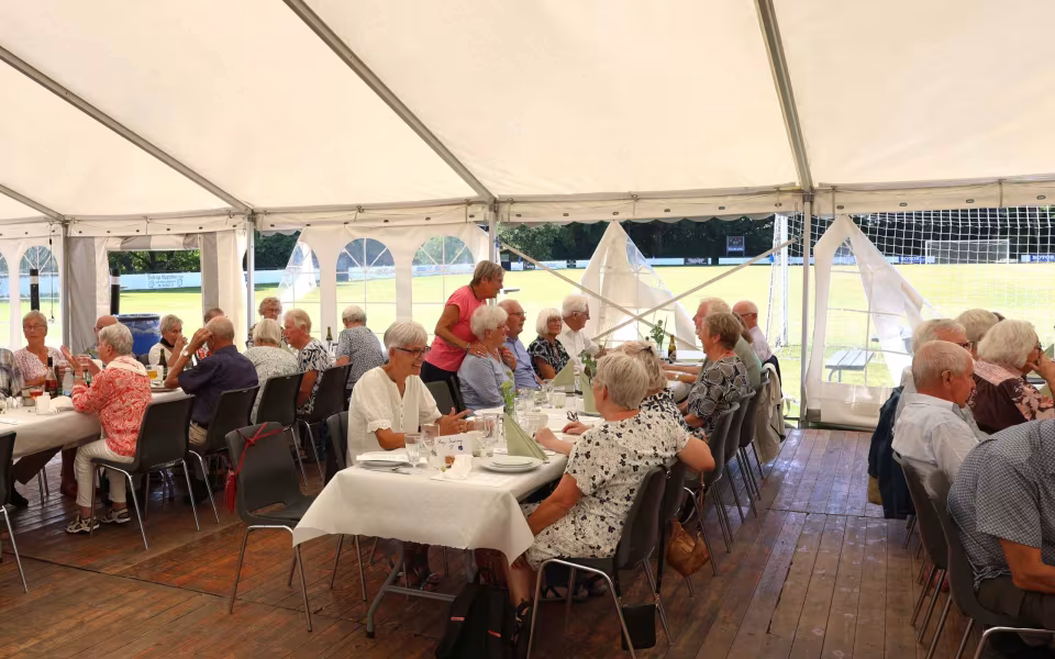 Sommerstemning og glade mennesker til sommerfest på Tistrup Stadion - Se billeder og filmklip..
