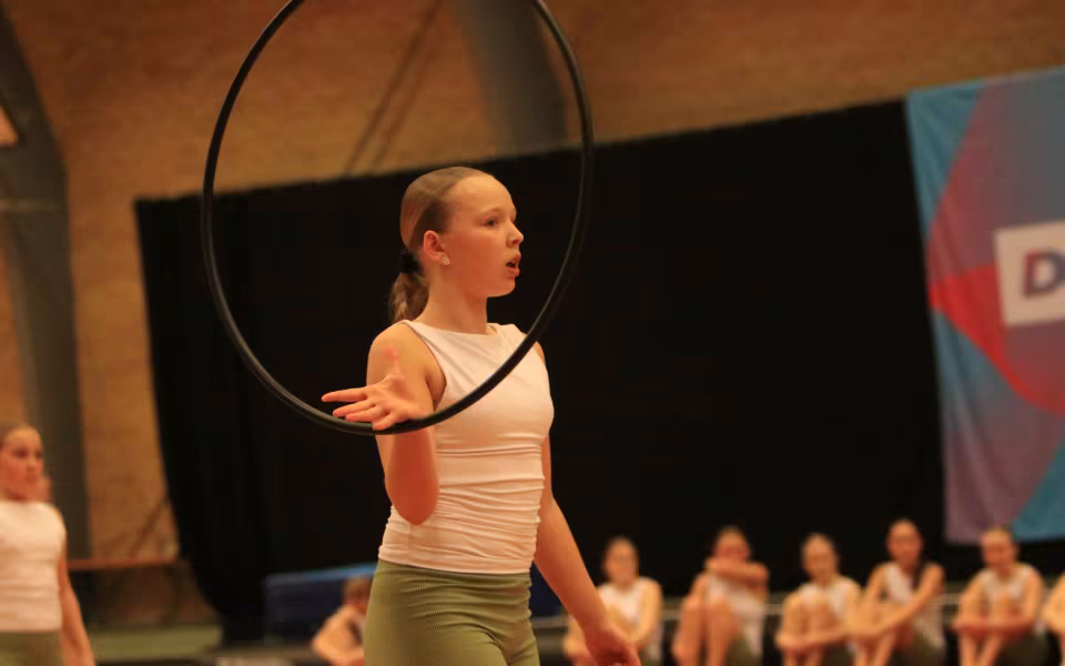 Farverig opvisning lyser Sportspark op