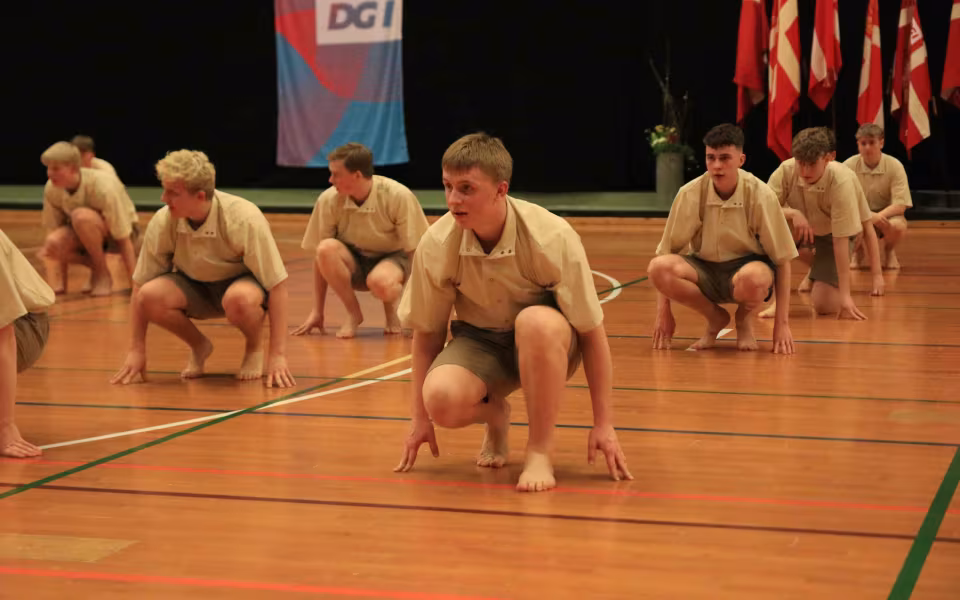 Farverig opvisning lyser Sportspark op
