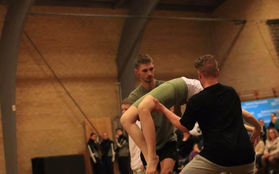 Farverig opvisning lyser Sportspark op