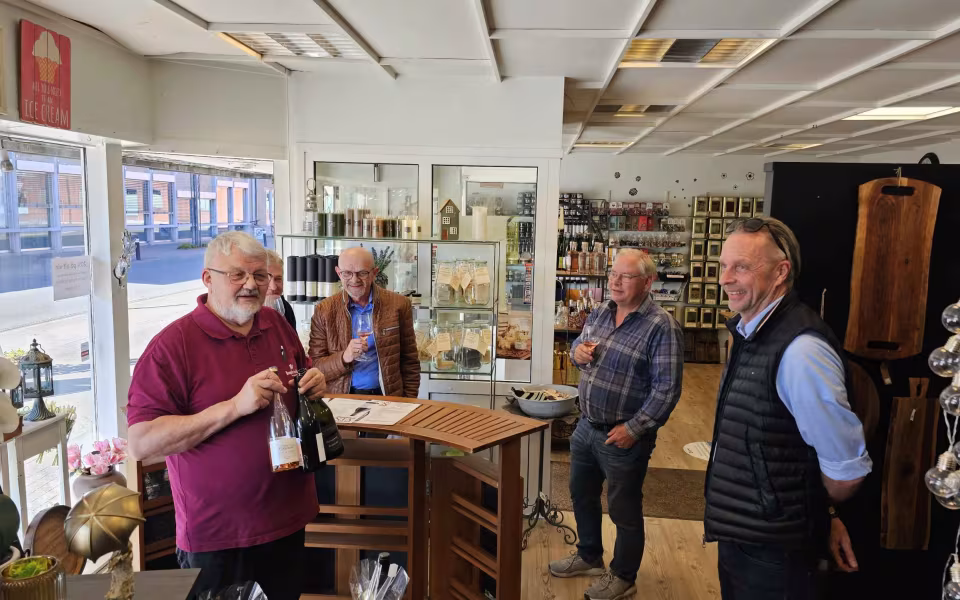 Ølgod Vinsmagning 2025, blev en uforglemmelig eftermiddag i midtbyen – Se billeder fra arrangementet.
