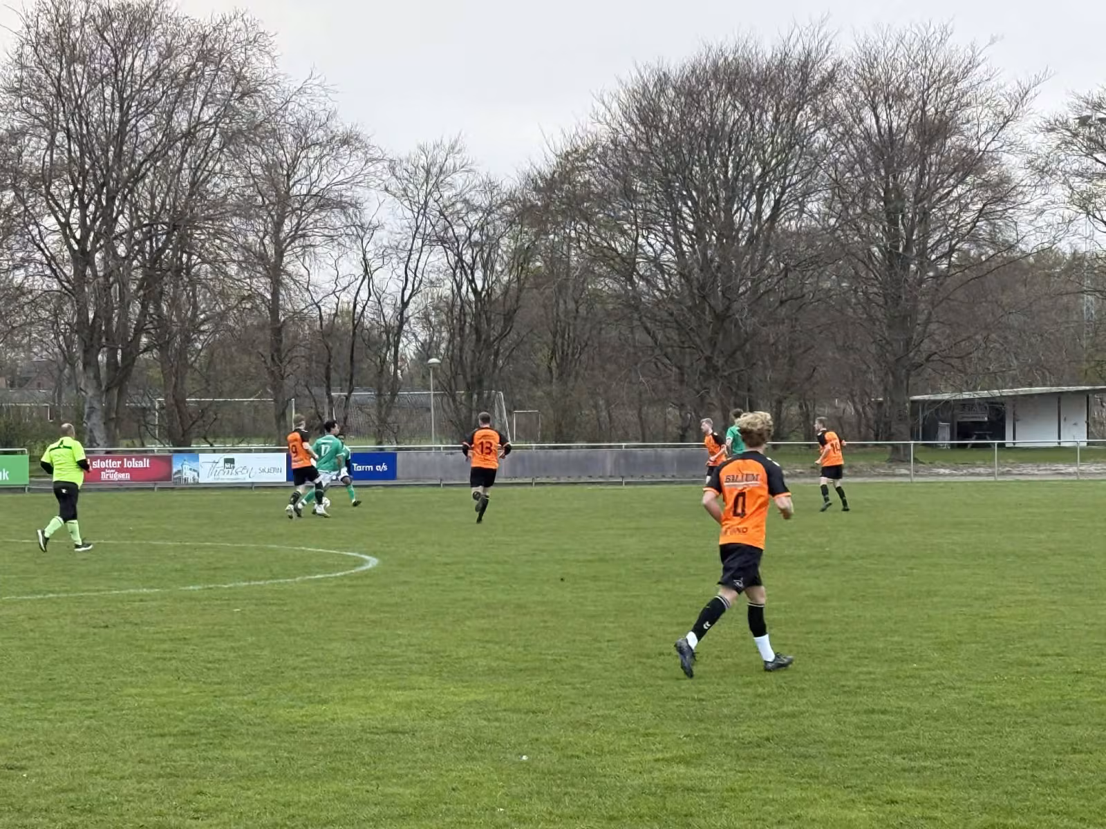 Det var en kamp med masser af drama og momentumskift, da Skjern GF tog imod Helle FC i Serie 4.