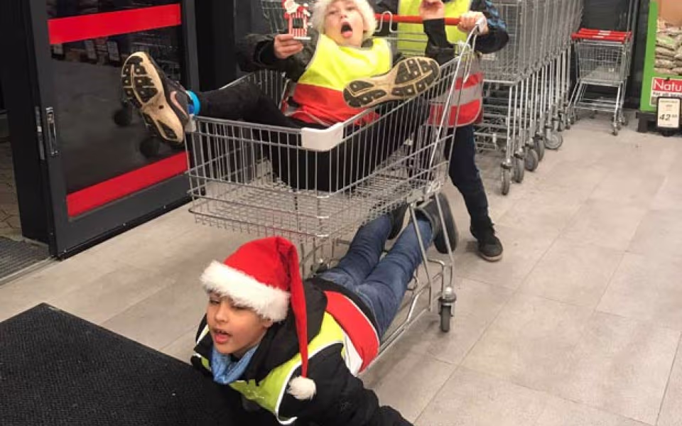 Billeder af fjollerier fra de 8 hold, der mandag eftermiddag var rundt i byen