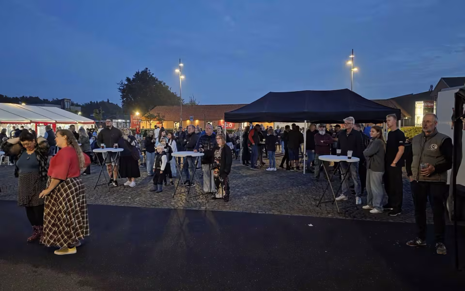 Regnen stoppede ikke sensommerens Late Night i Ølgod - Se billeder