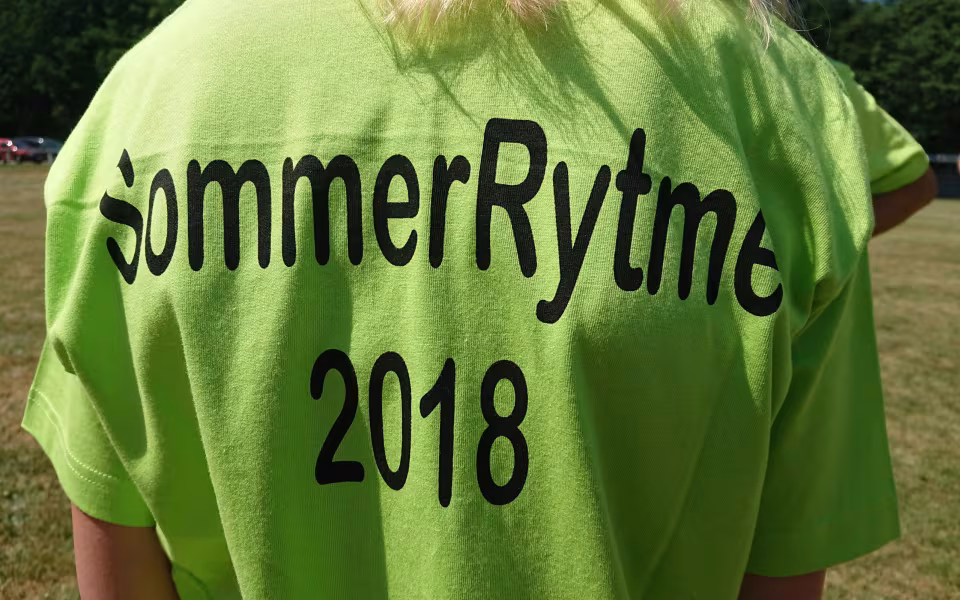 Denne lille skønne gut var frisk på et foto, mens han lurede lidt på gymnastikpigerne ;-)