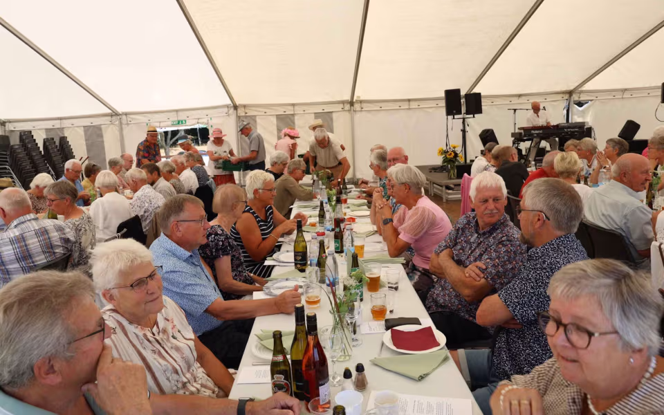 Sommerstemning og glade mennesker til sommerfest på Tistrup Stadion - Se billeder og filmklip..