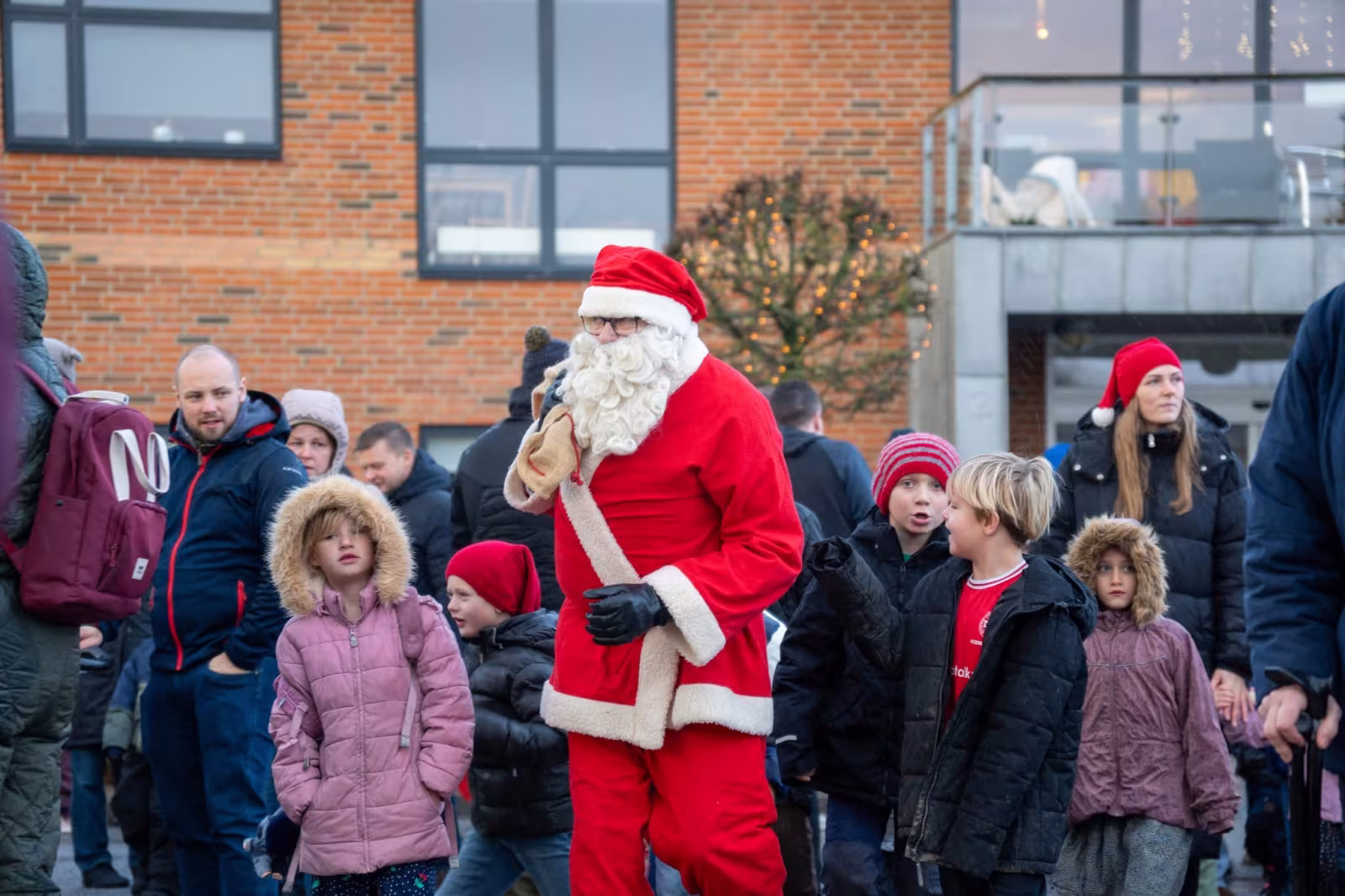 Børn vækker julemanden til jul