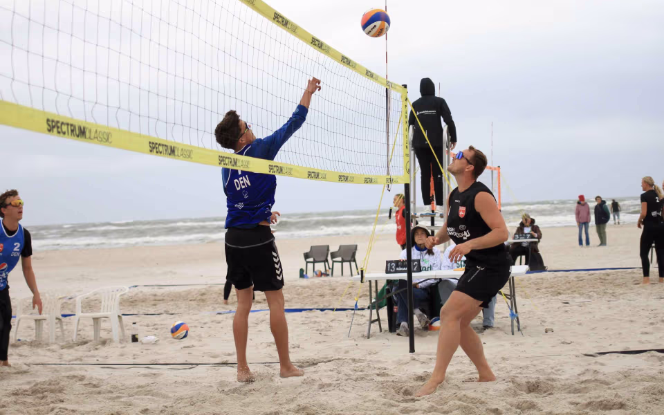 Vestenvinden udfordrer beachvolley-eliten