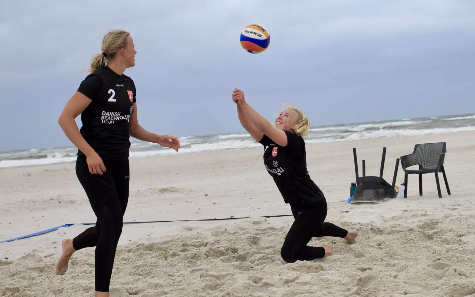 Vestenvinden udfordrer beachvolley-eliten