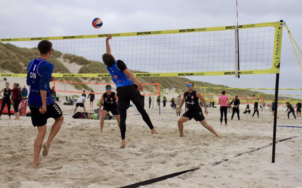 Vestenvinden udfordrer beachvolley-eliten