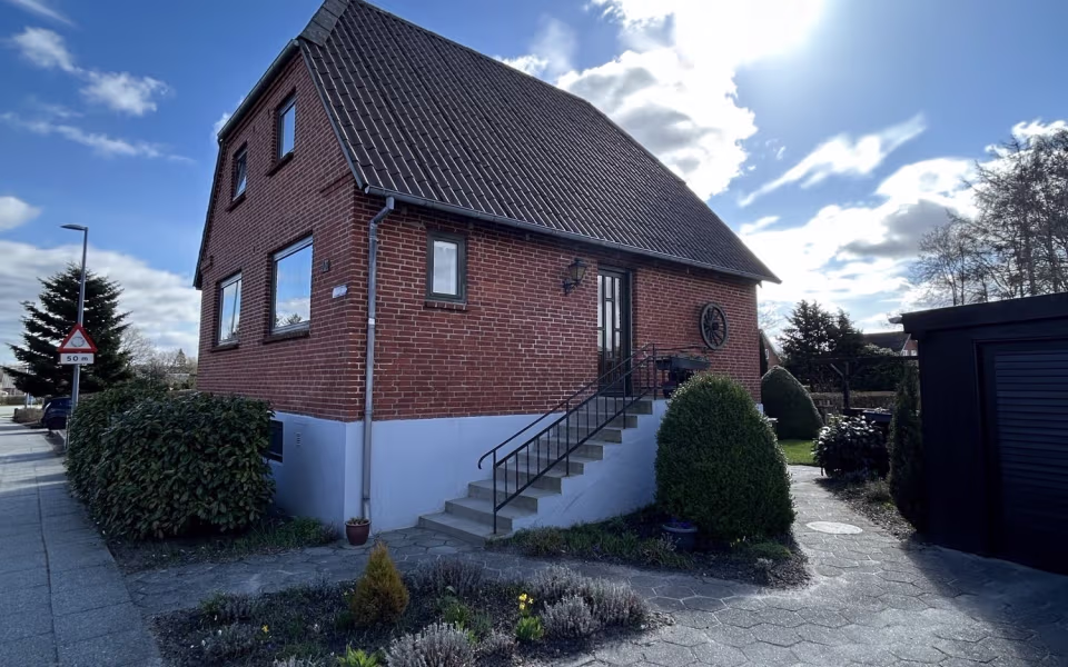 Villaen på Skolegade 10 i Ansager er sat til salg. Huset på 104 m² har have, to stuer, tre værelser og en tør kælder med højt til loft.