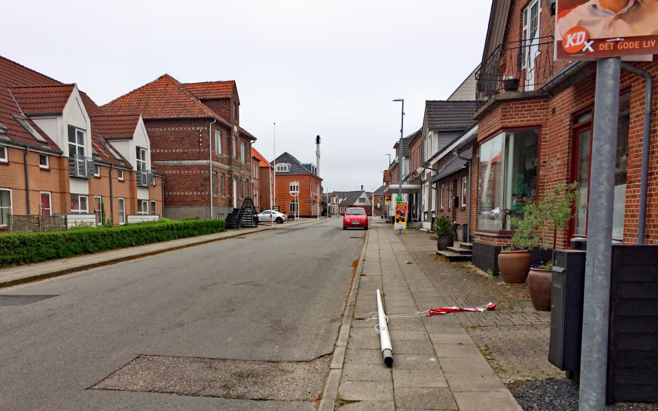 Flere flagstænger i Søndergade er ødelagt i nat