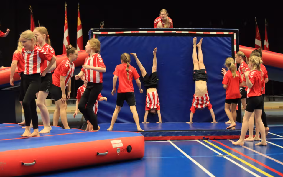 Salto Kids charmerer ved Helleopvisning