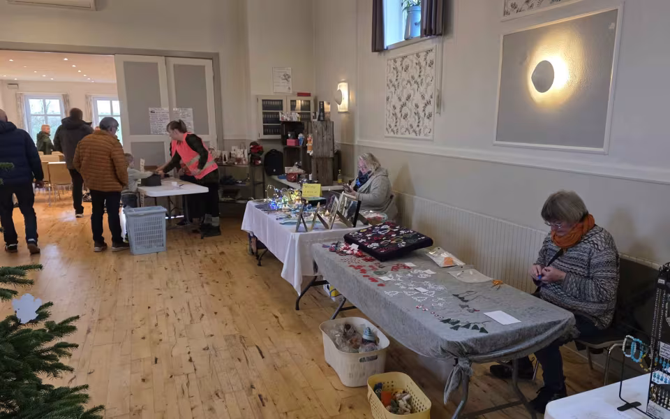 Julestue og loppemarked i Lindbjerg Forsamlingshus – en hjertevarm succes!
