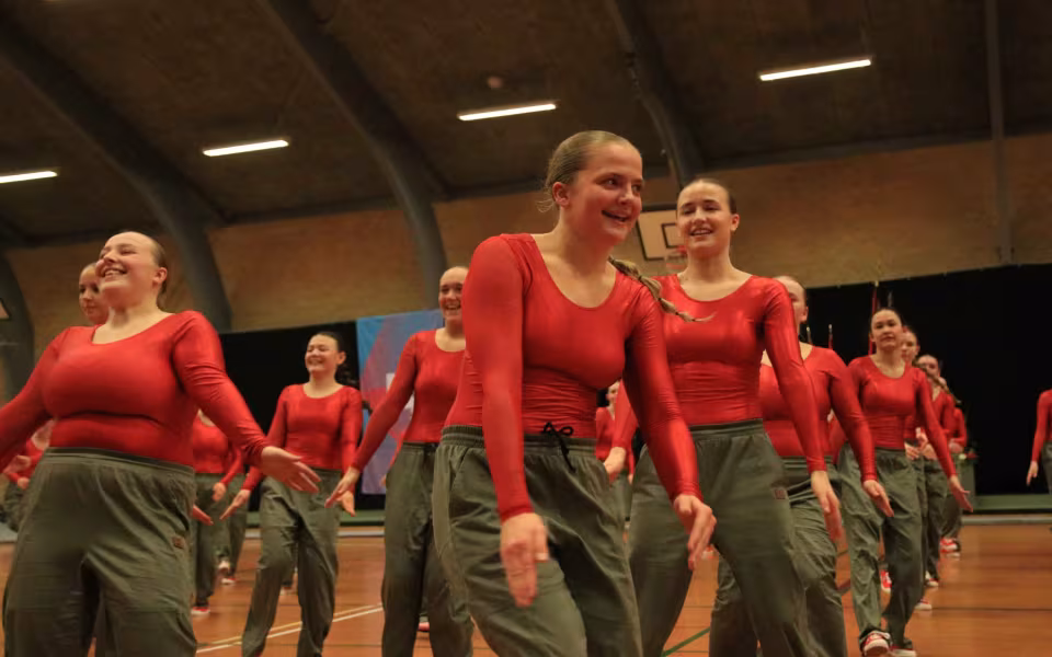 Farverig opvisning lyser Sportspark op