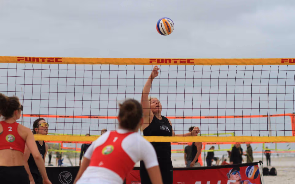 Vestenvinden udfordrer beachvolley-eliten