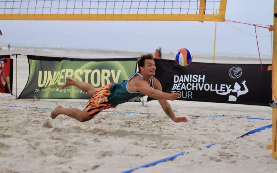 Vestenvinden udfordrer beachvolley-eliten
