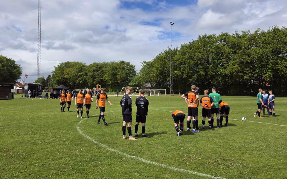 Kampreferat fra serie 1 kampen mellem Helle FC og HTS - Byfest, fodbold og fællesskab på Fåborg Stadion