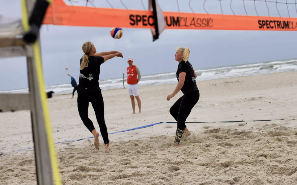 Vestenvinden udfordrer beachvolley-eliten