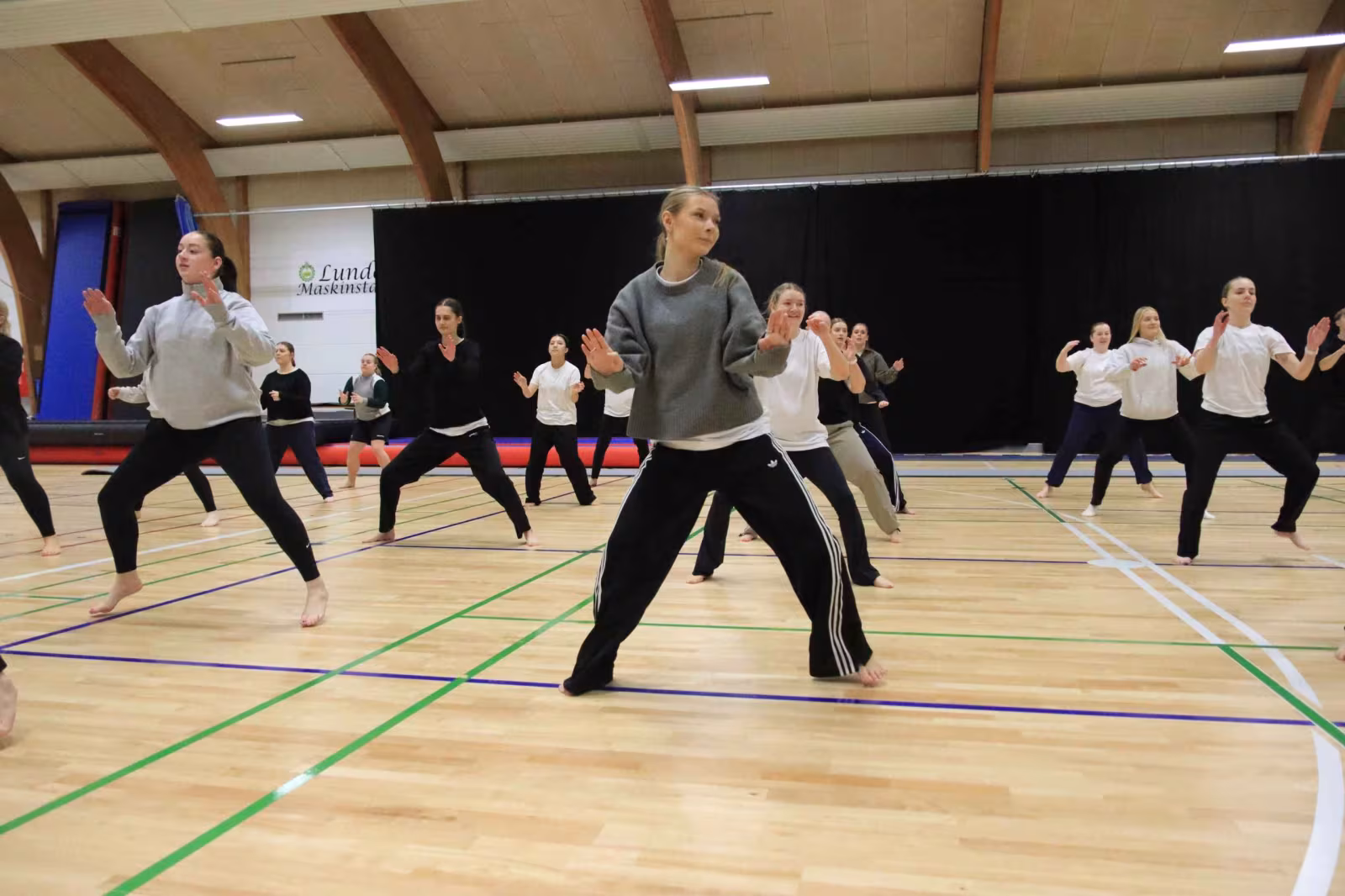 Forventningsfulde gymnaster gør klar