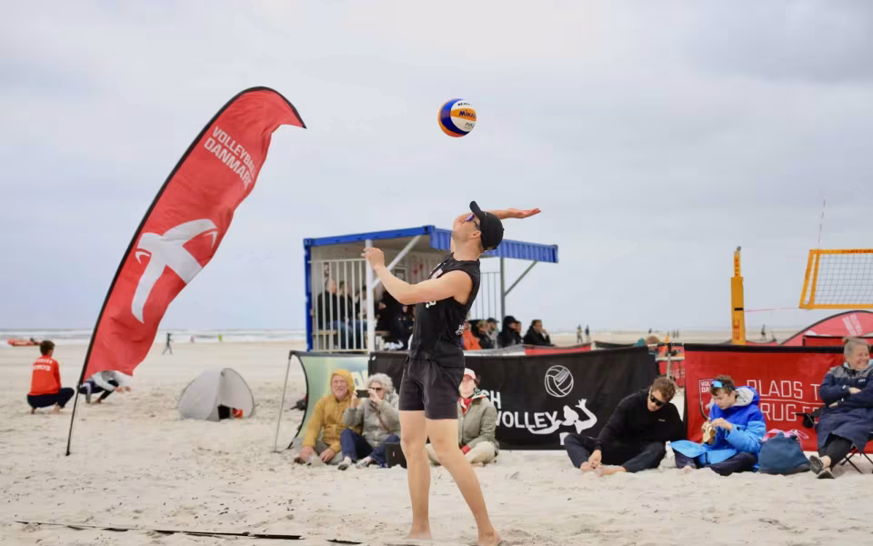 Vestenvinden udfordrer beachvolley-eliten