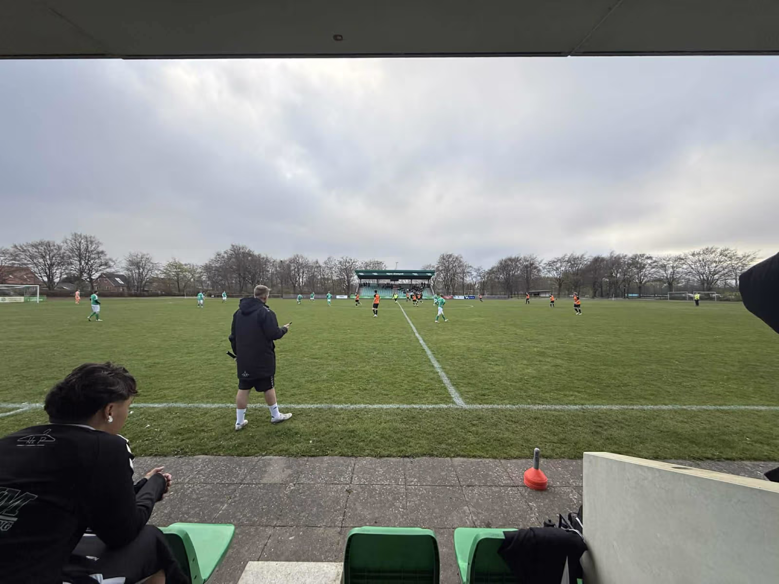 Det var en kamp med masser af drama og momentumskift, da Skjern GF tog imod Helle FC i Serie 4.