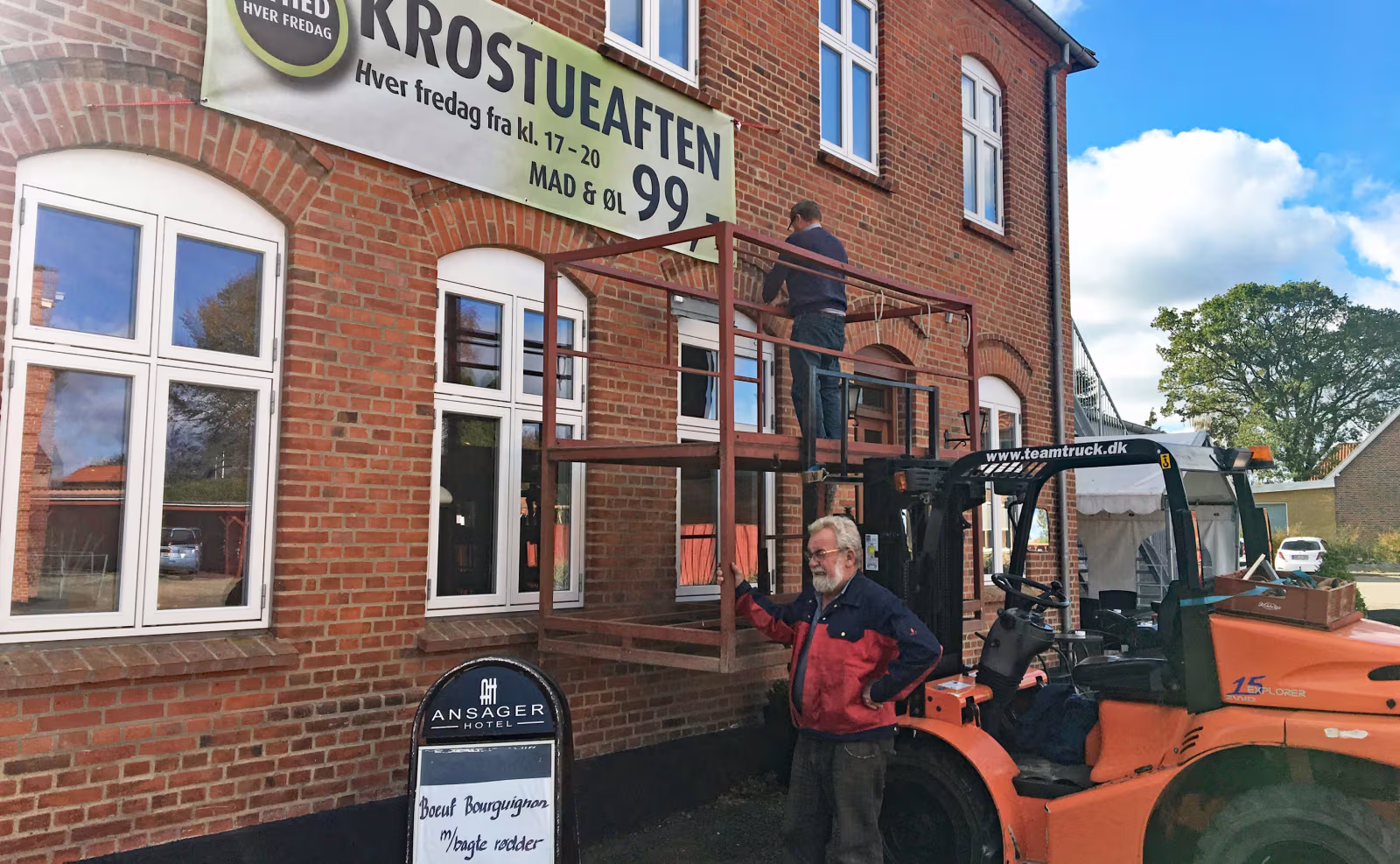Det nye koncept med krostueaften hver fredag blev i dag markeret med et stort banner på hotellet