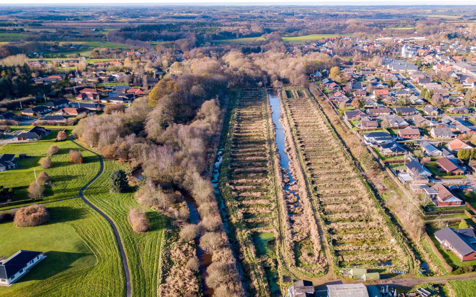 Dronefoto af Ansager Søpark før og efter