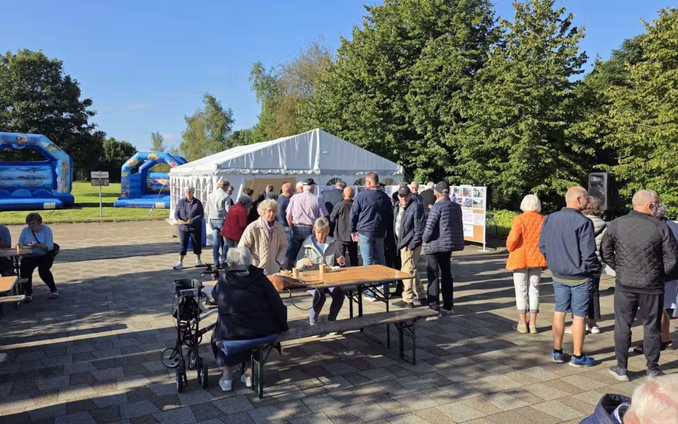 Tistrup Station forvandlet til et festligt samlingspunkt i anledning af den vestjyske længdebane 150-års jubilæum.