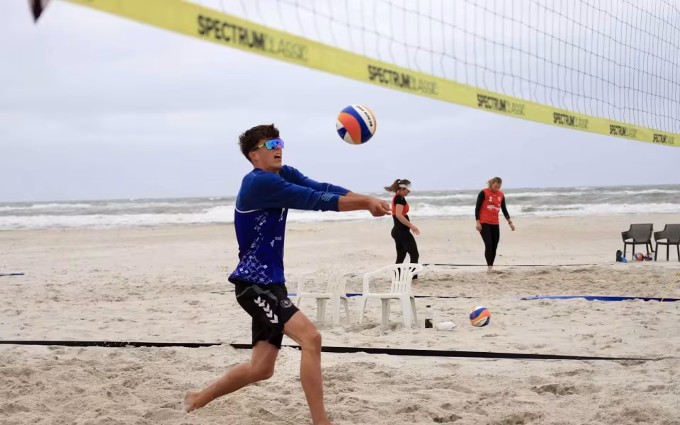 Vestenvinden udfordrer beachvolley-eliten