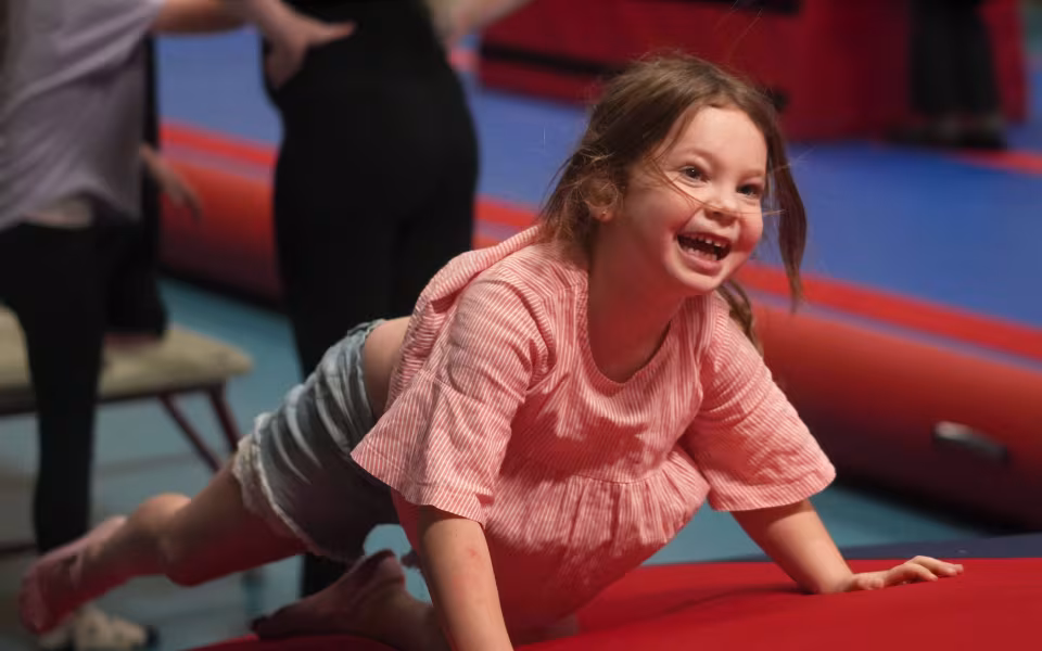 Holdet af Mini og Mega Mix gymnaster samlet, afspejler fællesskabets styrke. Sammen har de delt oplevelser, udfordringer og succeser, hvilket har styrket deres samhørighed og teamånd
