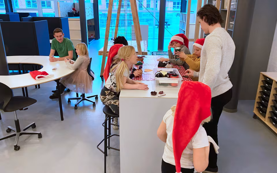 Skolens bibliotek er flyttet til 1. salen for at gøre plads til skolens elever og børnene i SFO.