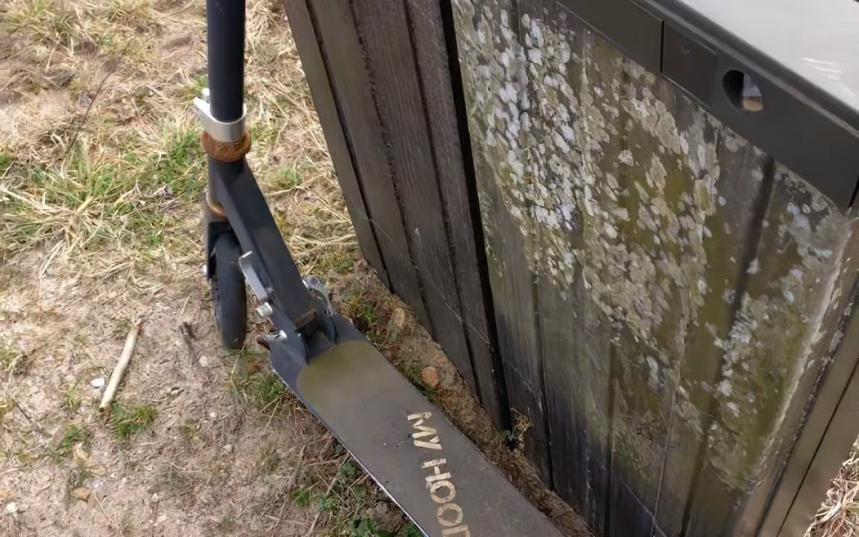 Løbehjulet står på Hejrevej ved stien ned til Søparken