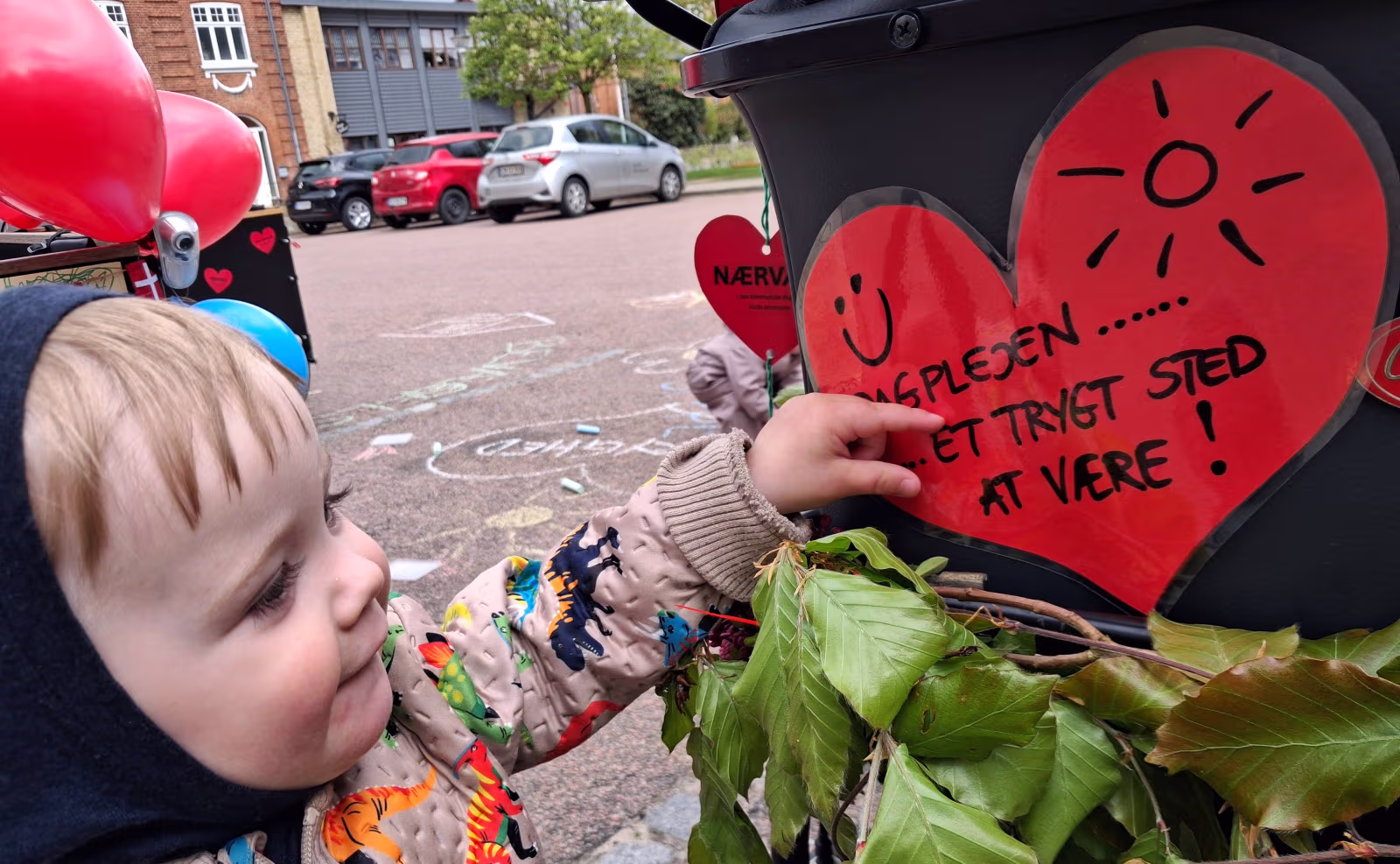 Børnene fra dagplejen spredte glæde og satte røde hjerter op rundt i Ansager for at markere Dagplejens Dag