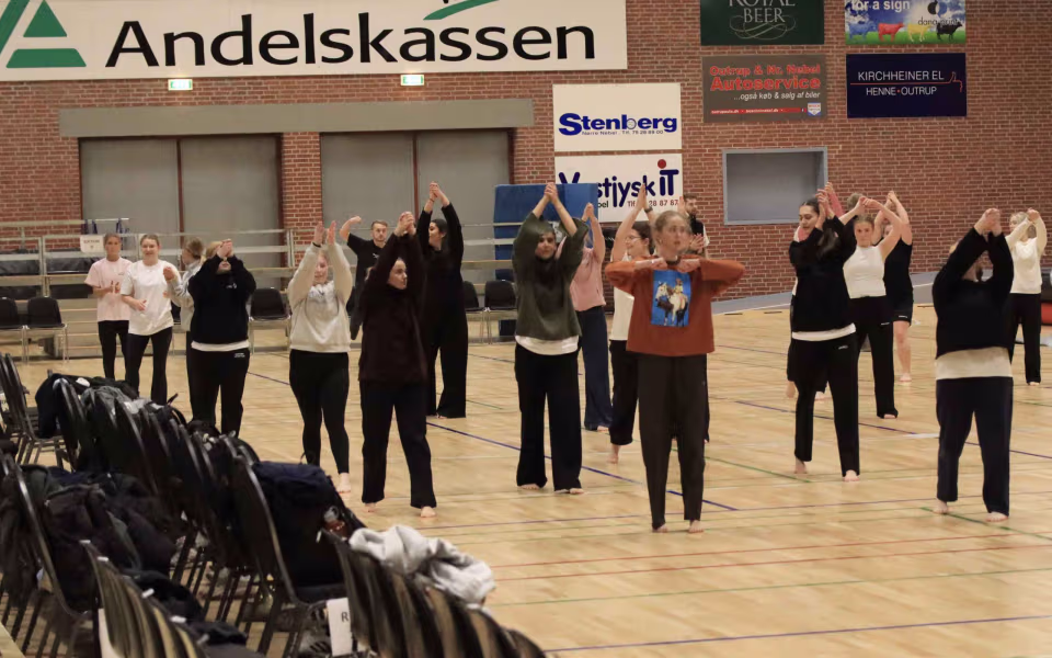 Forventningsfulde gymnaster gør klar