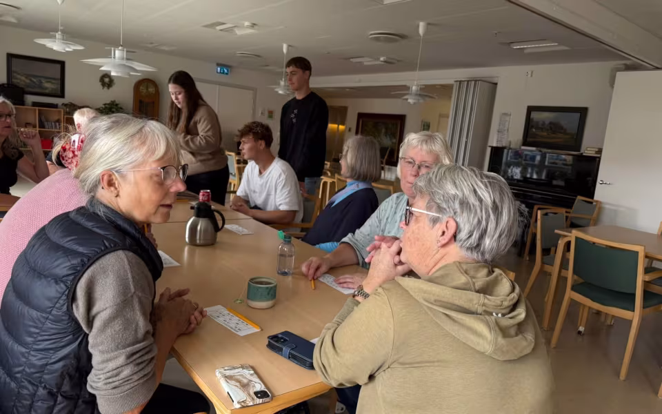 Efterskoleelever med på gåtur og banko