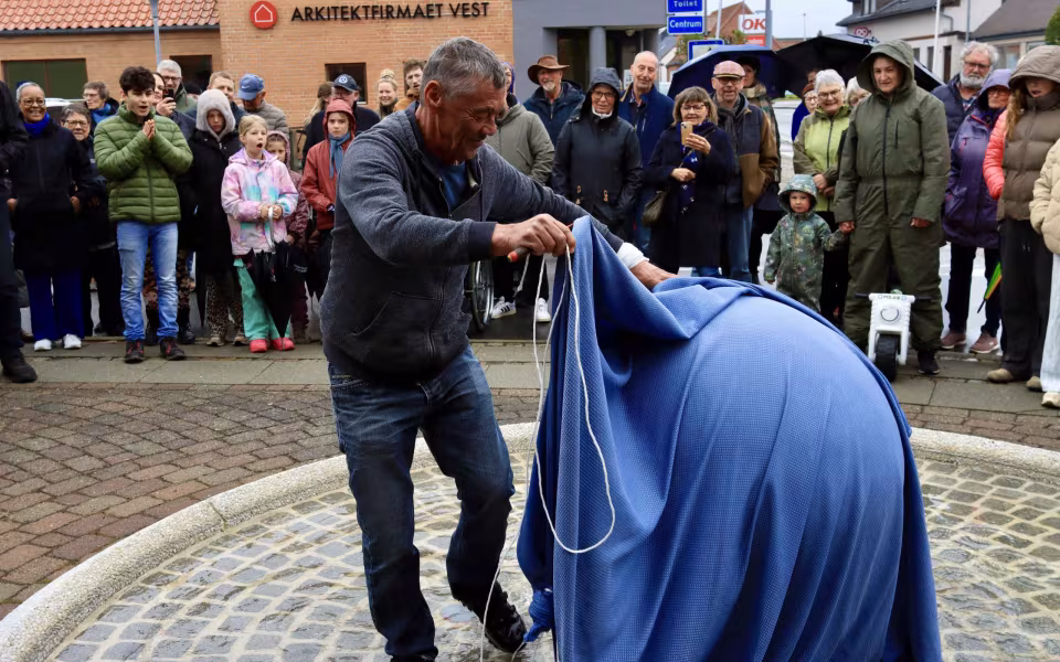 Blå Kugle pryder nu bybilledet