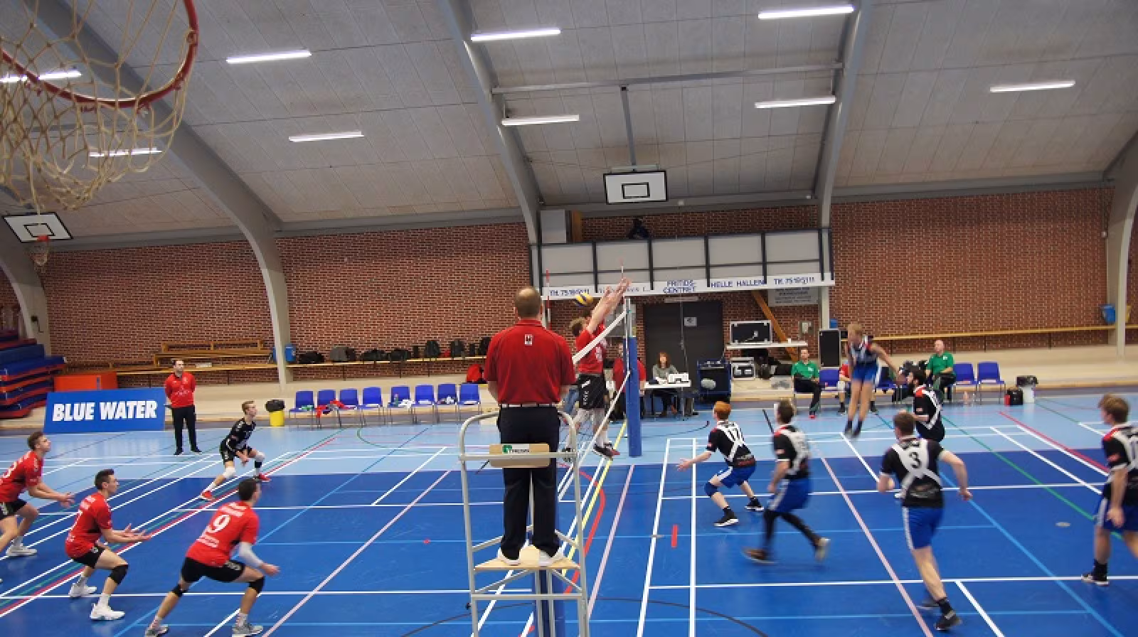 Søndagsspænding med Volleyball i Helle Hallen
