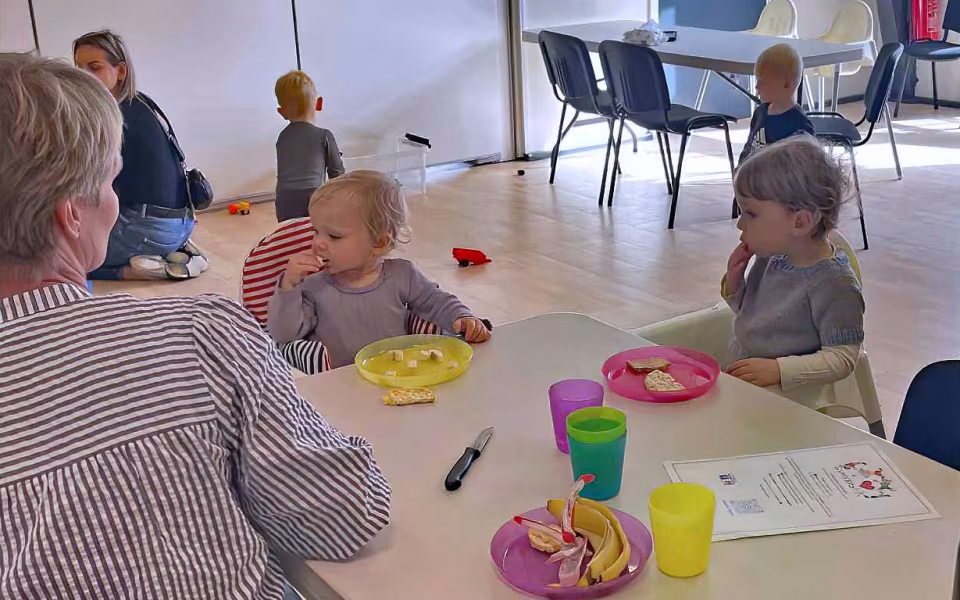 UllaBulla og dukken Bullabaj tryllebandt børnene med sang, dans og sjove påfund i dagplejens legestue