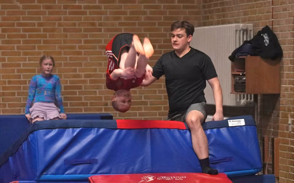 Holdet af Mini og Mega Mix gymnaster samlet, afspejler fællesskabets styrke. Sammen har de delt oplevelser, udfordringer og succeser, hvilket har styrket deres samhørighed og teamånd